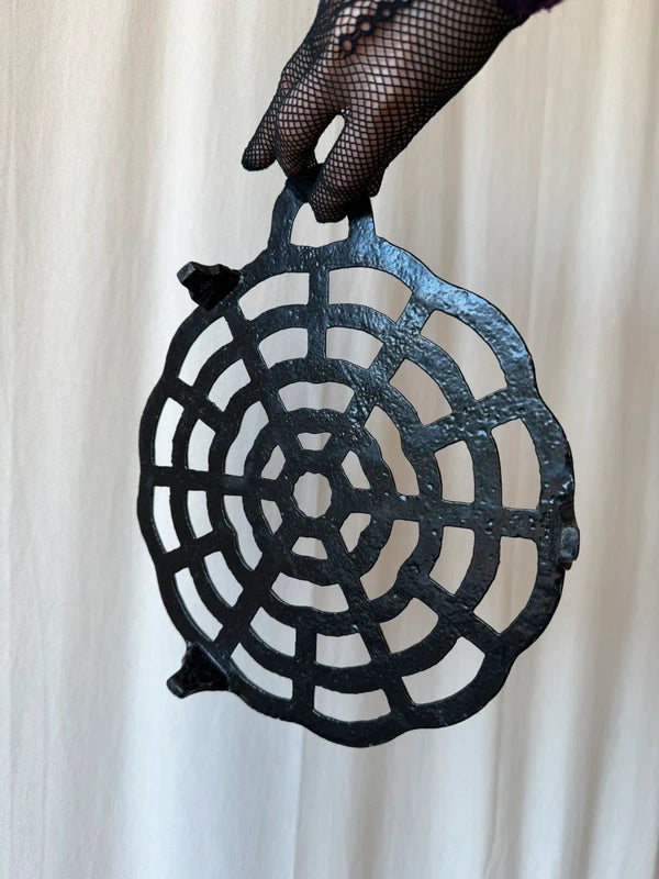 Dessous de plat noir en fonte en forme de toile d’araignée style witchcore