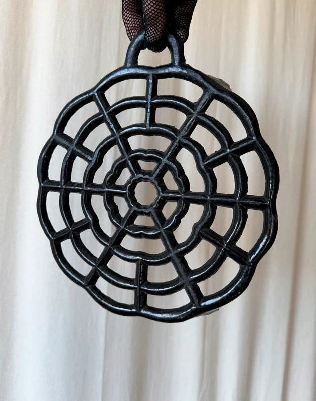 Dessous de plat noir en fonte en forme de toile d’araignée style witchcore