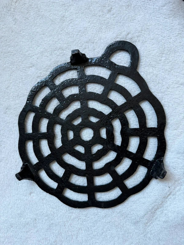 Dessous de plat noir en fonte en forme de toile d’araignée style witchcore