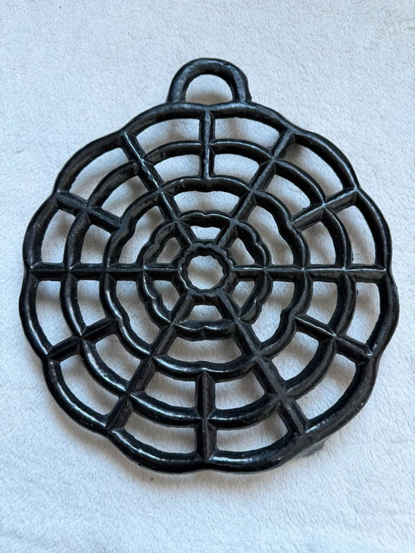 Dessous de plat noir en fonte en forme de toile d’araignée style witchcore