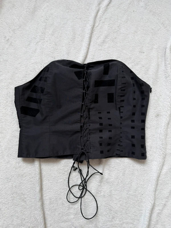 Top bustier noir Biche de Bère à lacets et détails en velours  – taille M/L