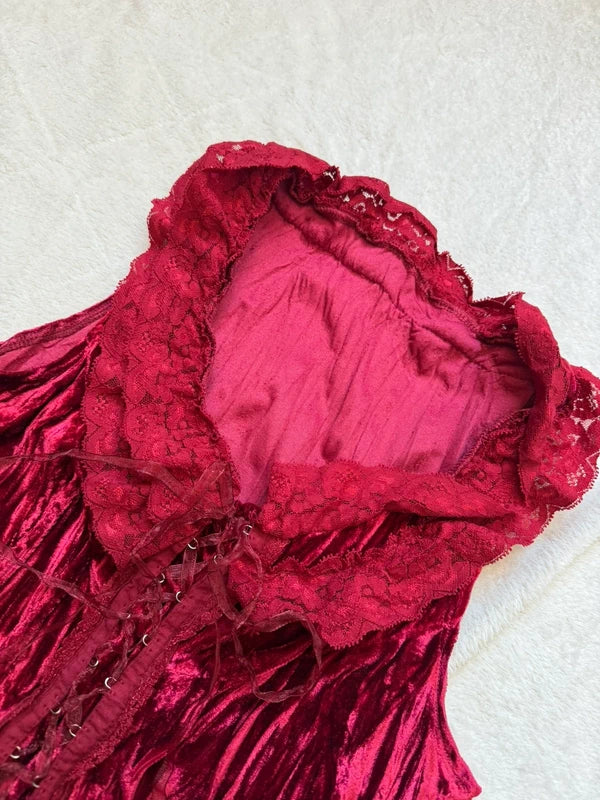 Top bustier en velours bordeaux avec laçage sur le devant et volants – taille M/L