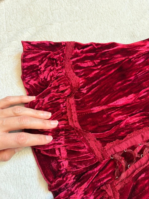 Top bustier en velours bordeaux avec laçage sur le devant et volants – taille M/L
