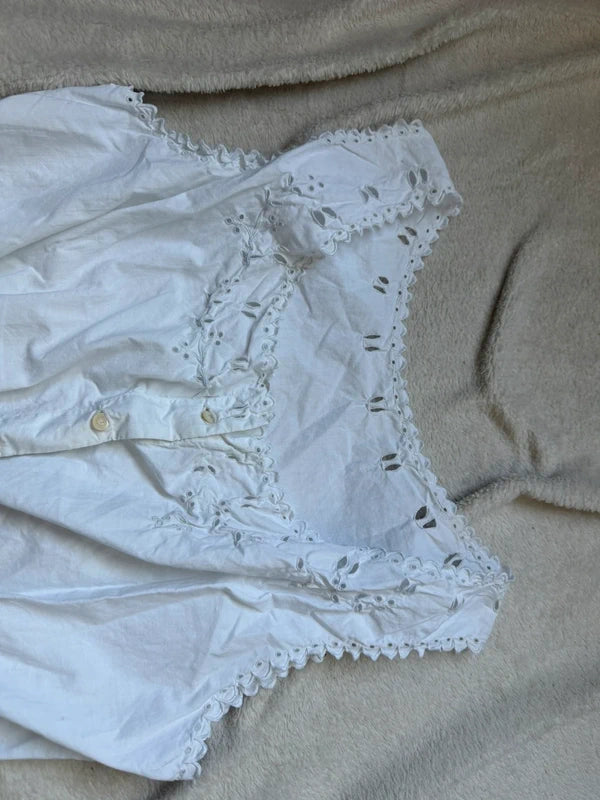 Cache corset blanc boutonné et détails fleuris ajourés – taille XS