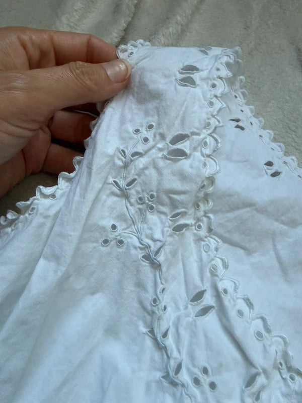 Cache corset blanc boutonné et détails fleuris ajourés – taille XS