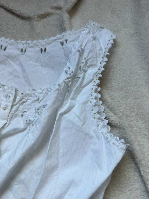 Cache corset blanc boutonné et détails fleuris ajourés – taille XS