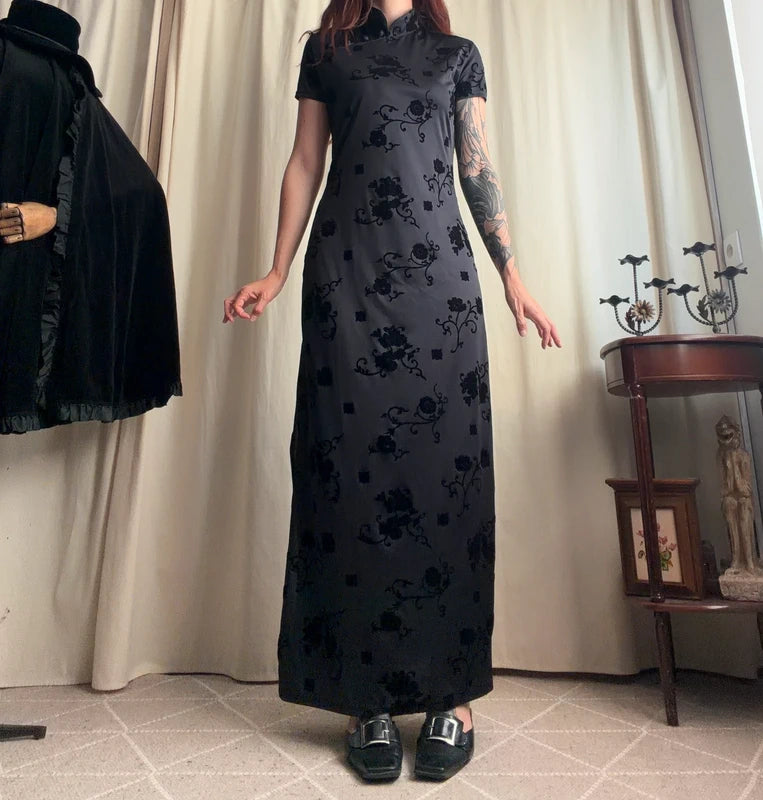 90s witchy maxi dress with Asian-inspired collar and floral velvet details - size M/L