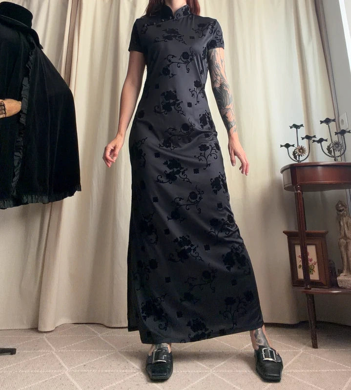 90s witchy maxi dress with Asian-inspired collar and floral velvet details - size M/L