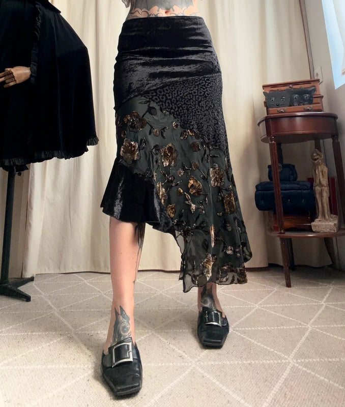 Jupe en velours whimsigoth à broderies florales transparentes et ourlet asymétrique – taille S