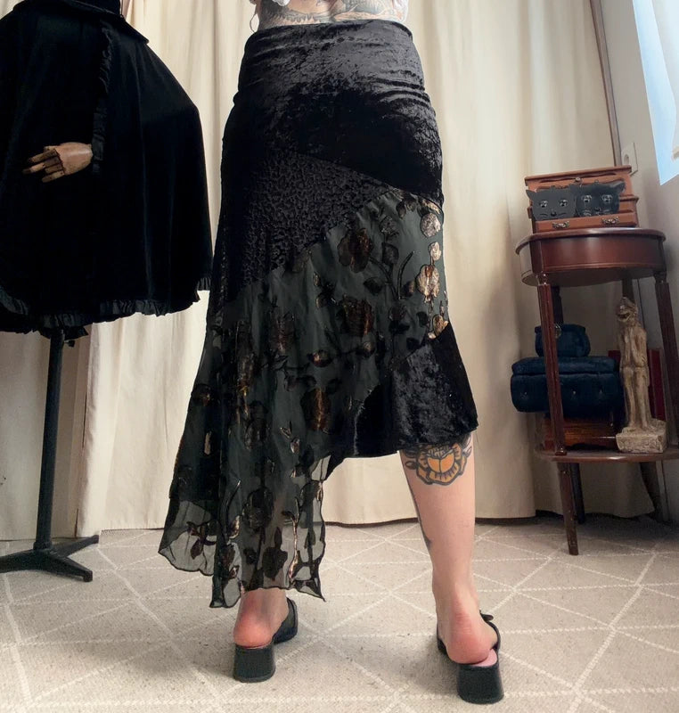 Jupe en velours whimsigoth à broderies florales transparentes et ourlet asymétrique – taille S