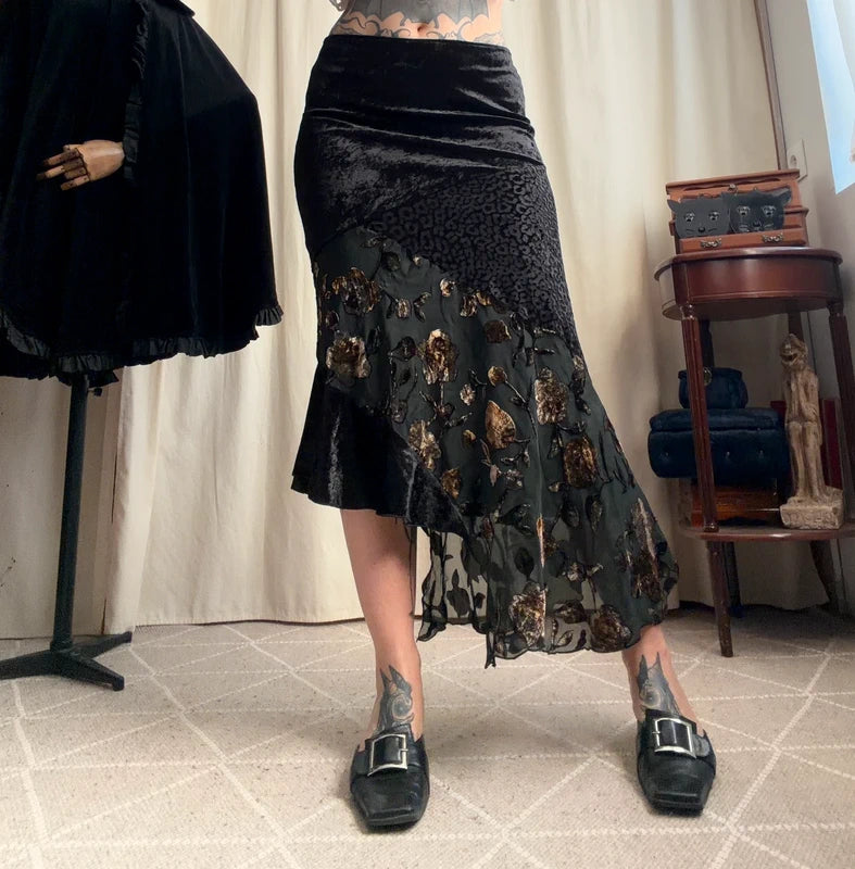 Jupe en velours whimsigoth à broderies florales transparentes et ourlet asymétrique – taille S