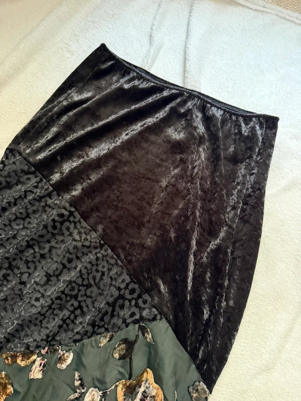 Jupe en velours whimsigoth à broderies florales transparentes et ourlet asymétrique – taille S