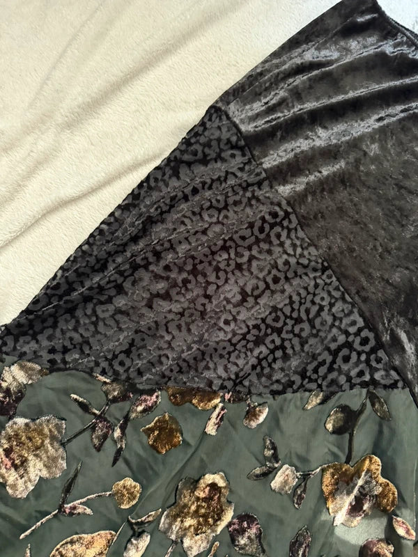 Jupe en velours whimsigoth à broderies florales transparentes et ourlet asymétrique – taille S