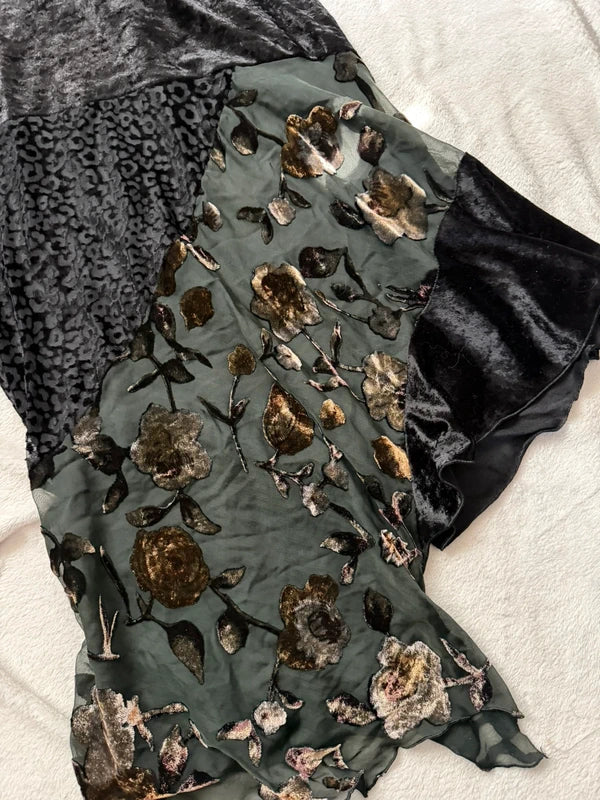 Jupe en velours whimsigoth à broderies florales transparentes et ourlet asymétrique – taille S