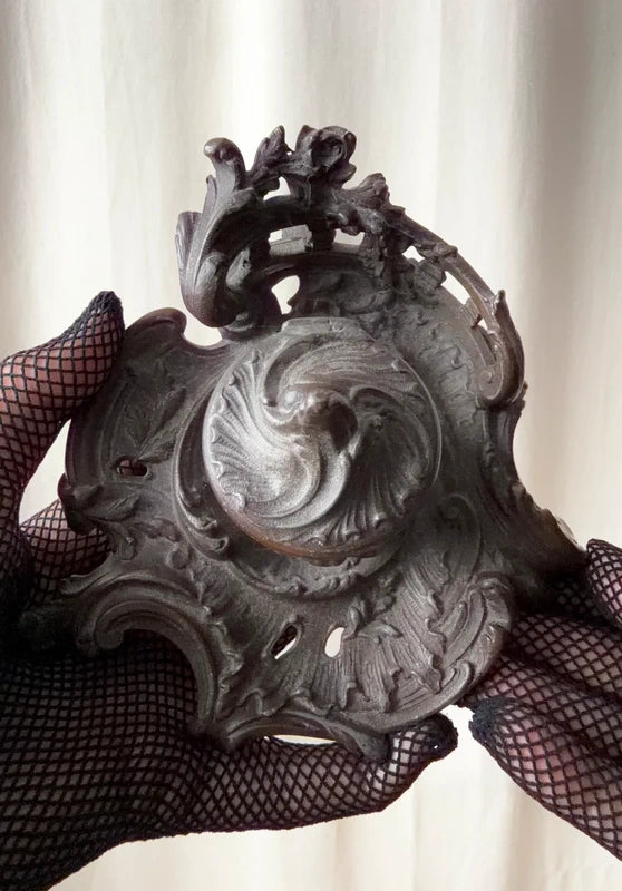 Encrier Art Nouveau à ornements floraux décoration ancienne gothique victorienne
