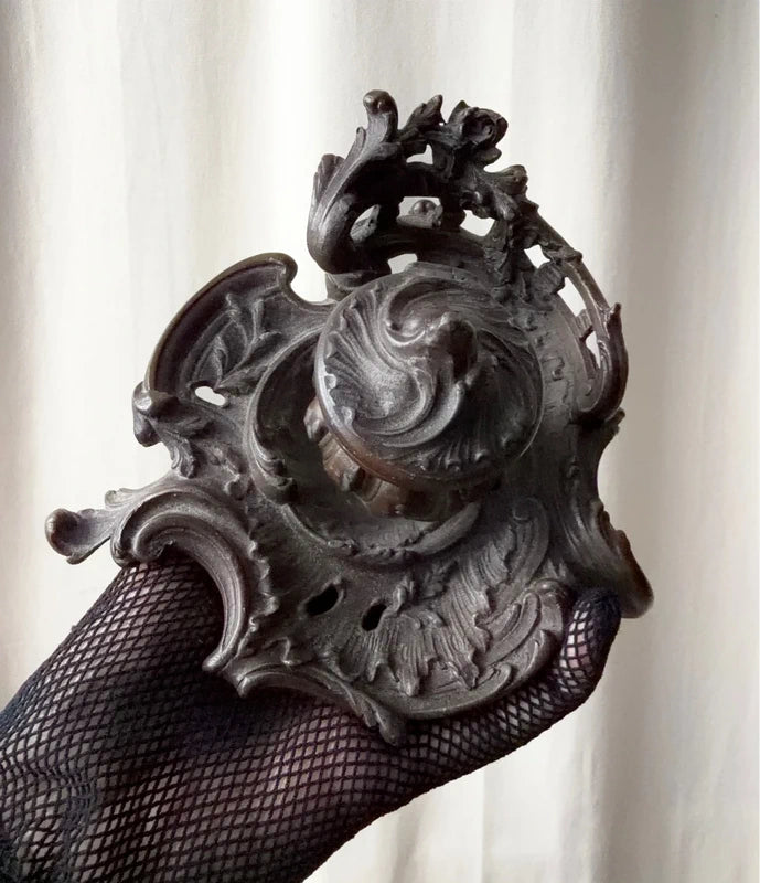 Encrier Art Nouveau à ornements floraux décoration ancienne gothique victorienne