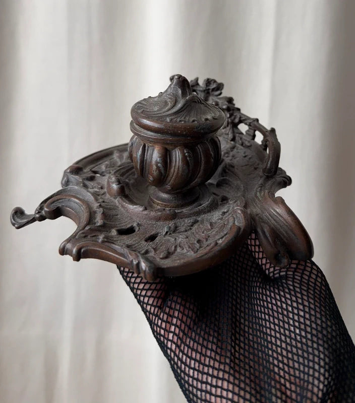 Encrier Art Nouveau à ornements floraux décoration ancienne gothique victorienne