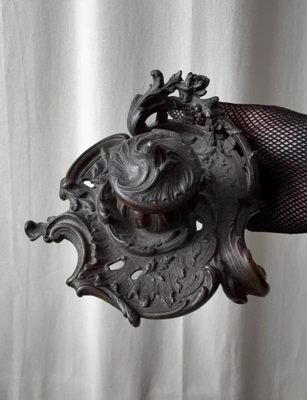 Encrier Art Nouveau à ornements floraux décoration ancienne gothique victorienne