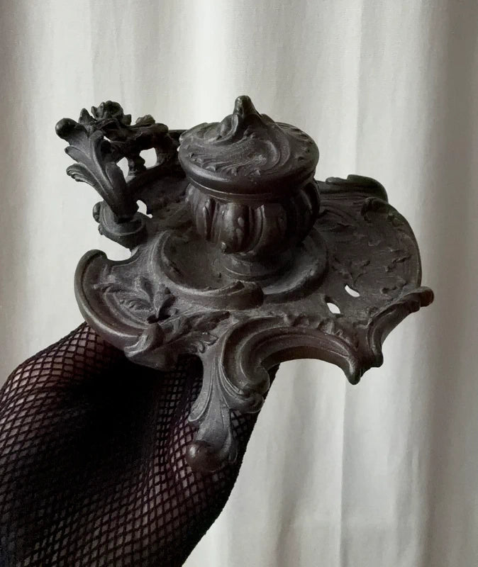 Encrier Art Nouveau à ornements floraux décoration ancienne gothique victorienne