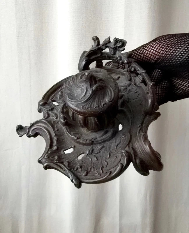 Encrier Art Nouveau à ornements floraux décoration ancienne gothique victorienne