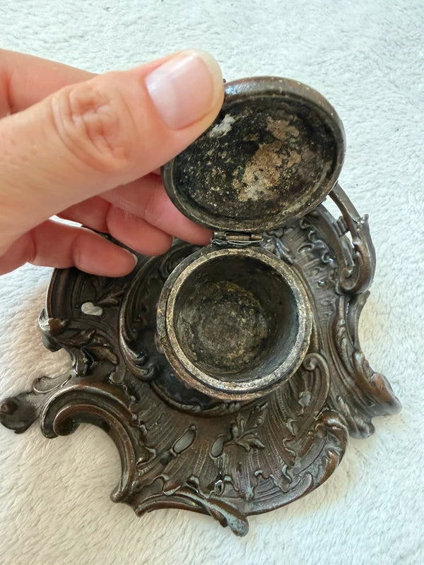 Encrier Art Nouveau à ornements floraux décoration ancienne gothique victorienne
