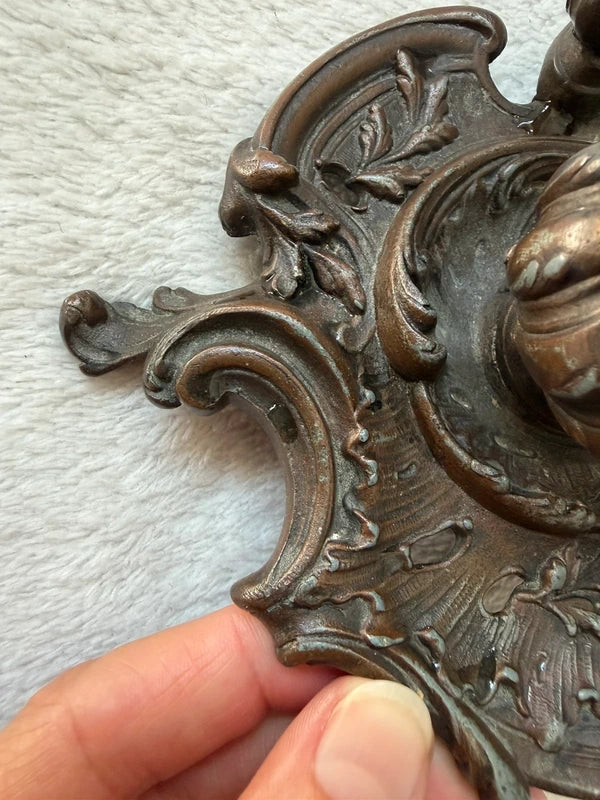 Encrier Art Nouveau à ornements floraux décoration ancienne gothique victorienne