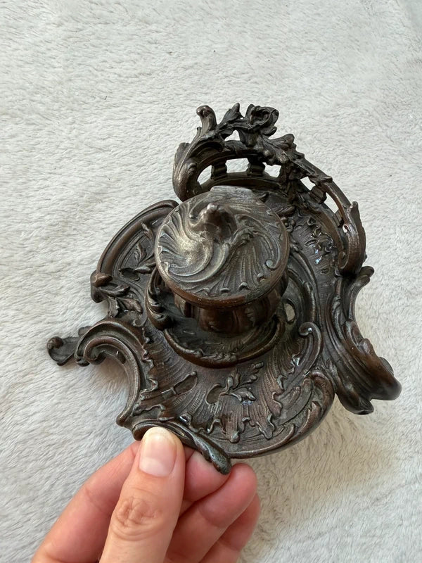 Encrier Art Nouveau à ornements floraux décoration ancienne gothique victorienne