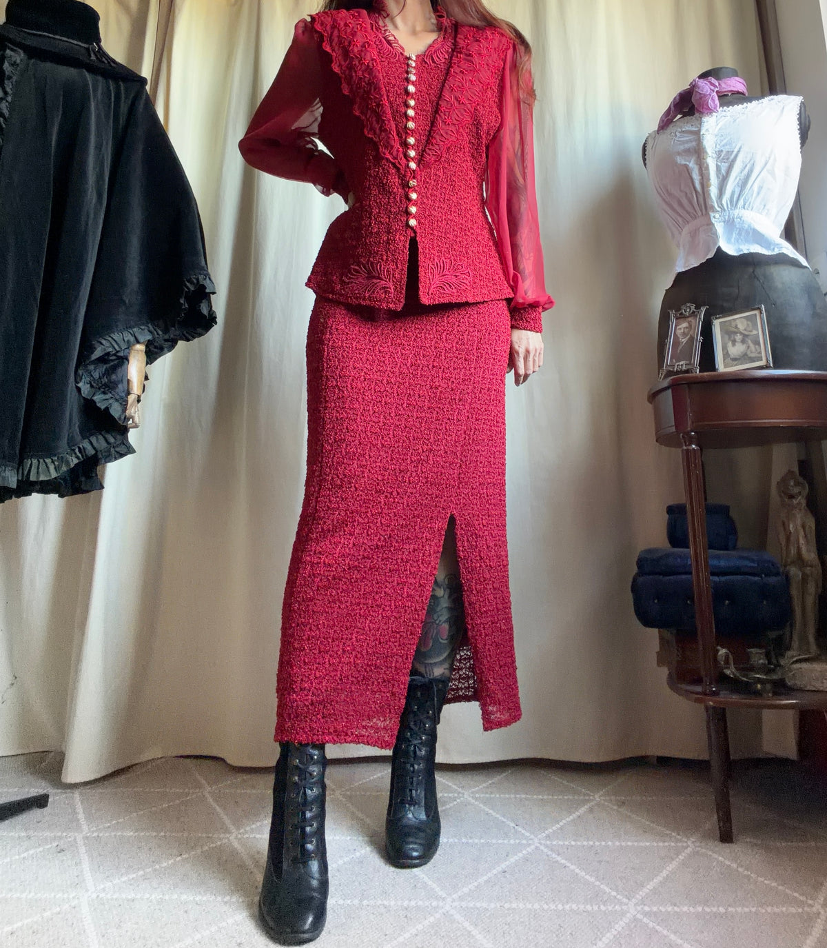 Ensemble rouge veste brodée et jupe longue style vampire goth Made in France - taille M