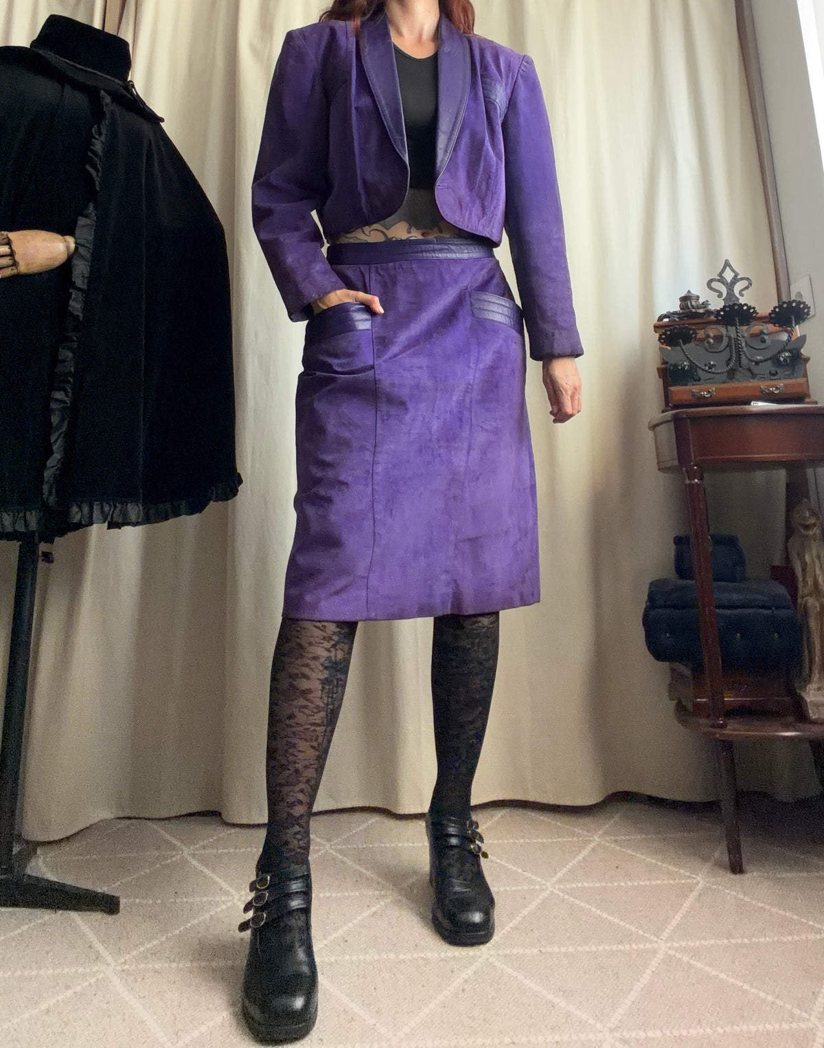 Ensemble rare veste courte et jupe midi en cuir violet vintage 80s - Taille M