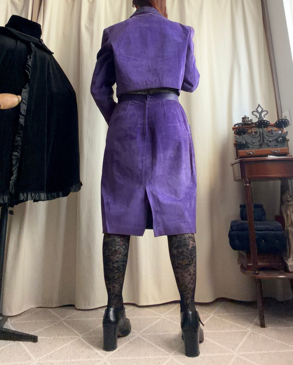 Ensemble rare veste courte et jupe midi en cuir violet vintage 80s - Taille M
