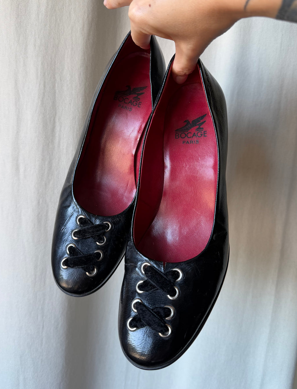 Escarpins Bocage cuir noir brillant à lacets en velours et œillets métal - Pointure 39