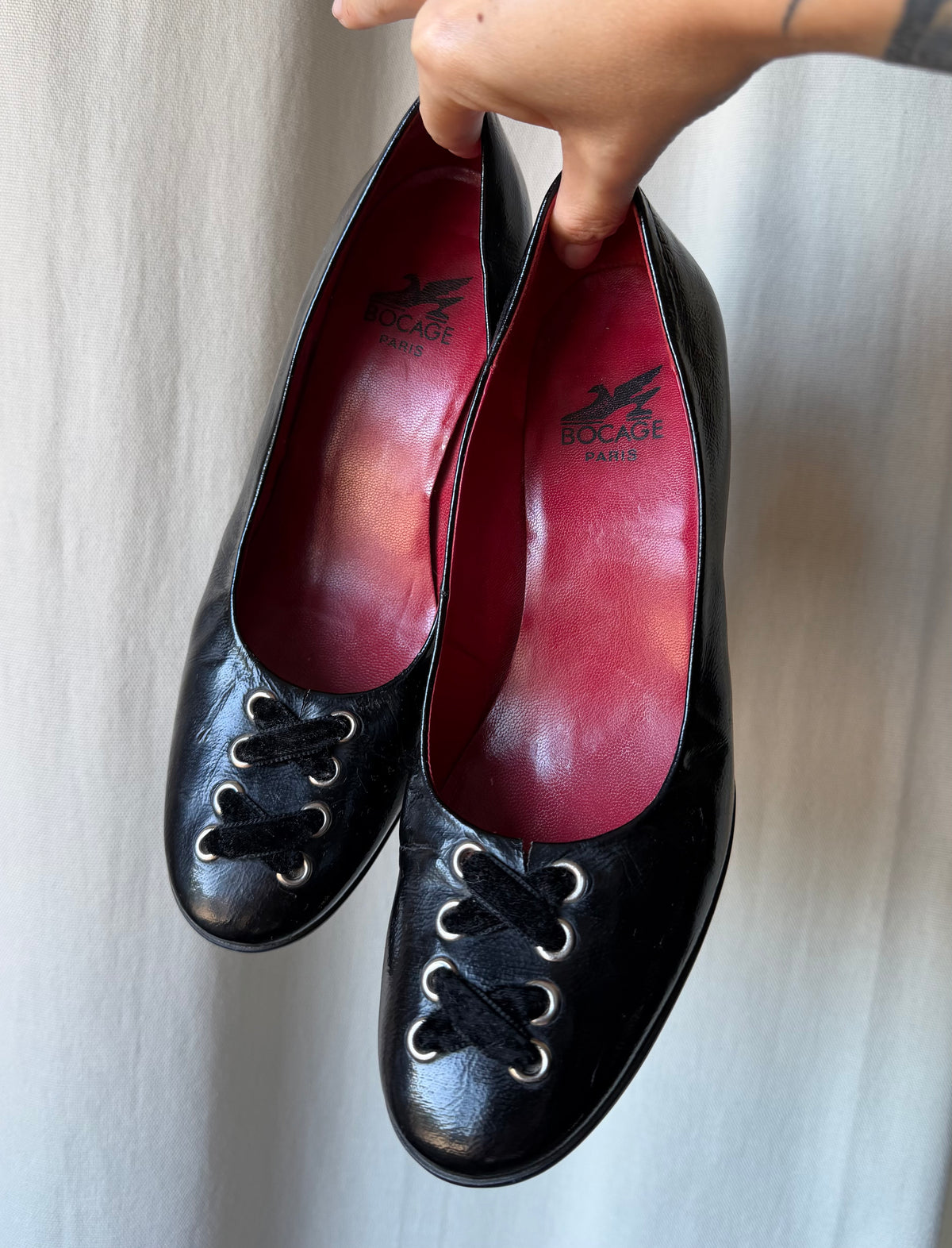 Bocage shiny black leather pumps with velvet laces and metal eyelets - Size 39