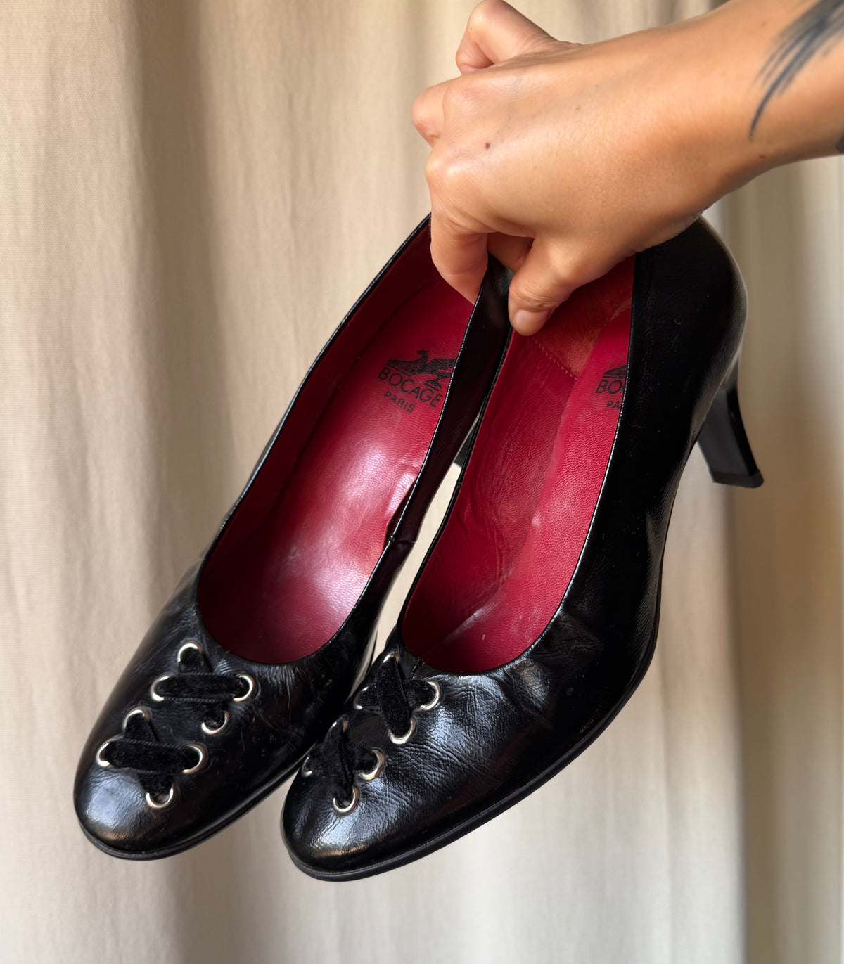Bocage shiny black leather pumps with velvet laces and metal eyelets - Size 39