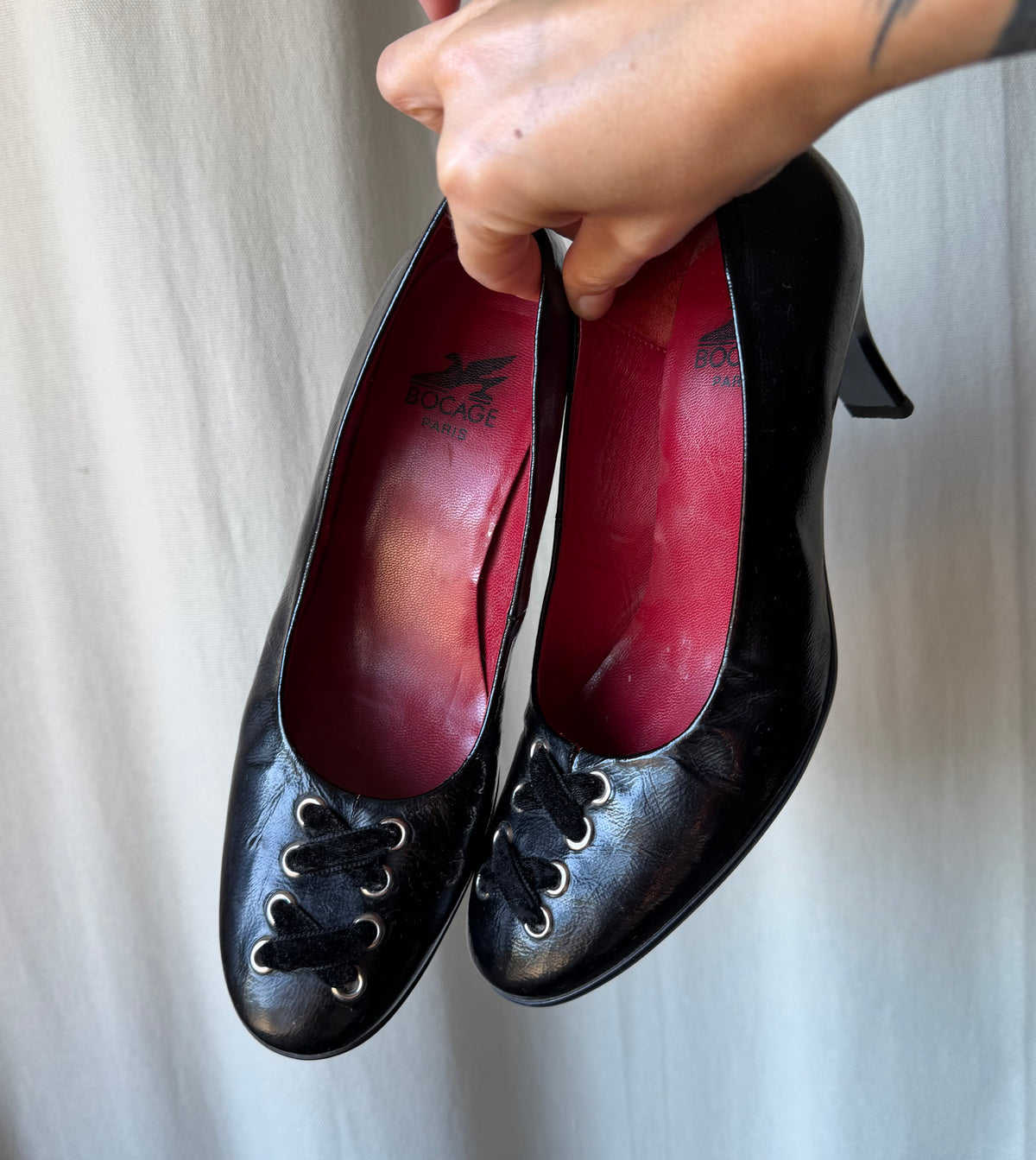 Bocage shiny black leather pumps with velvet laces and metal eyelets - Size 39