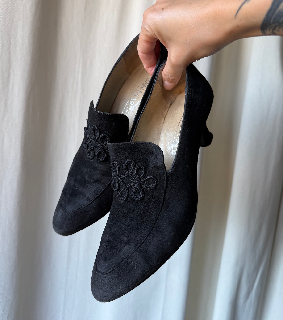 Black suedette heeled loafers with Victorian gothic style embroidery - Size 37