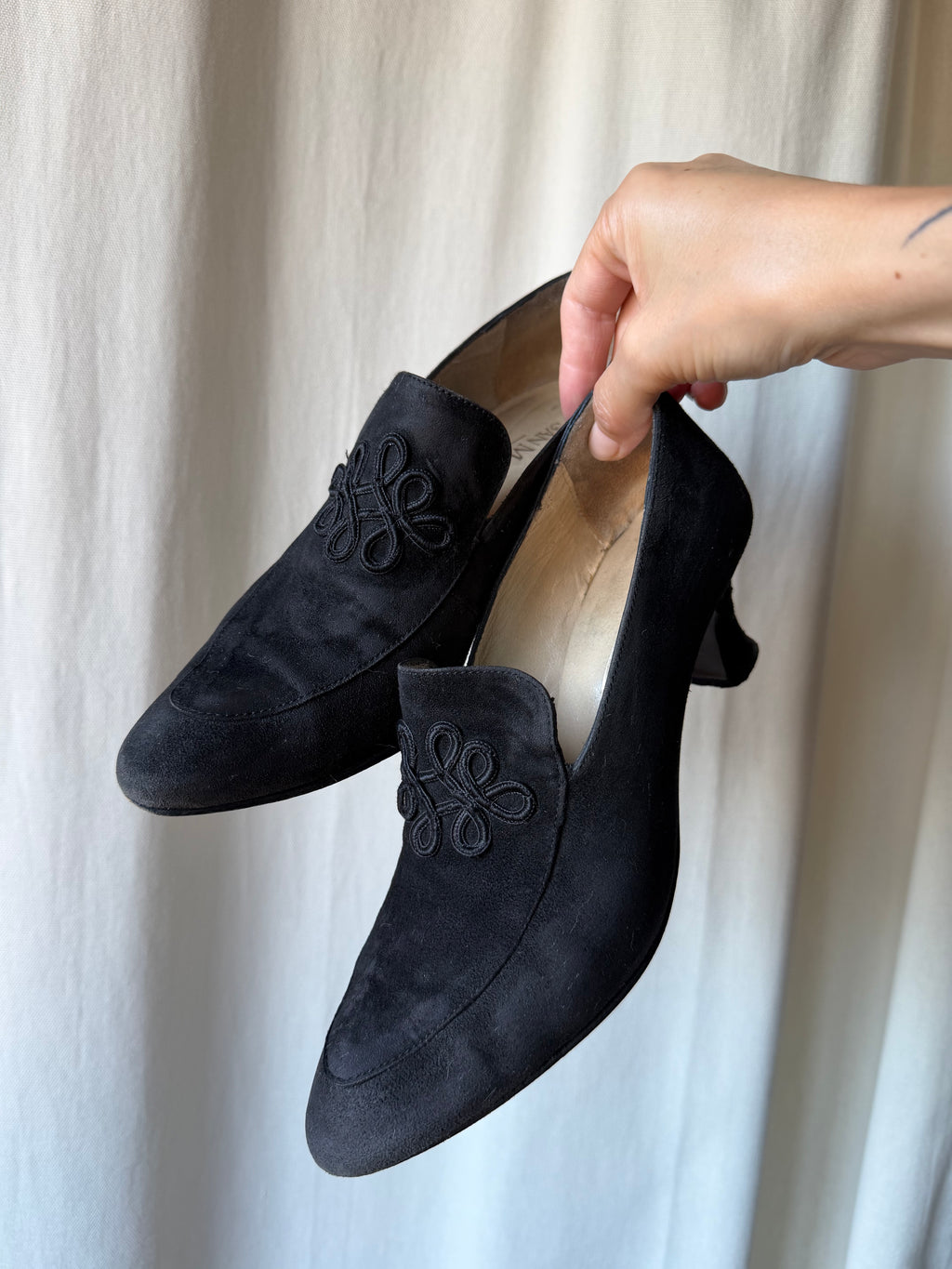 Black suedette heeled loafers with Victorian gothic style embroidery - Size 37