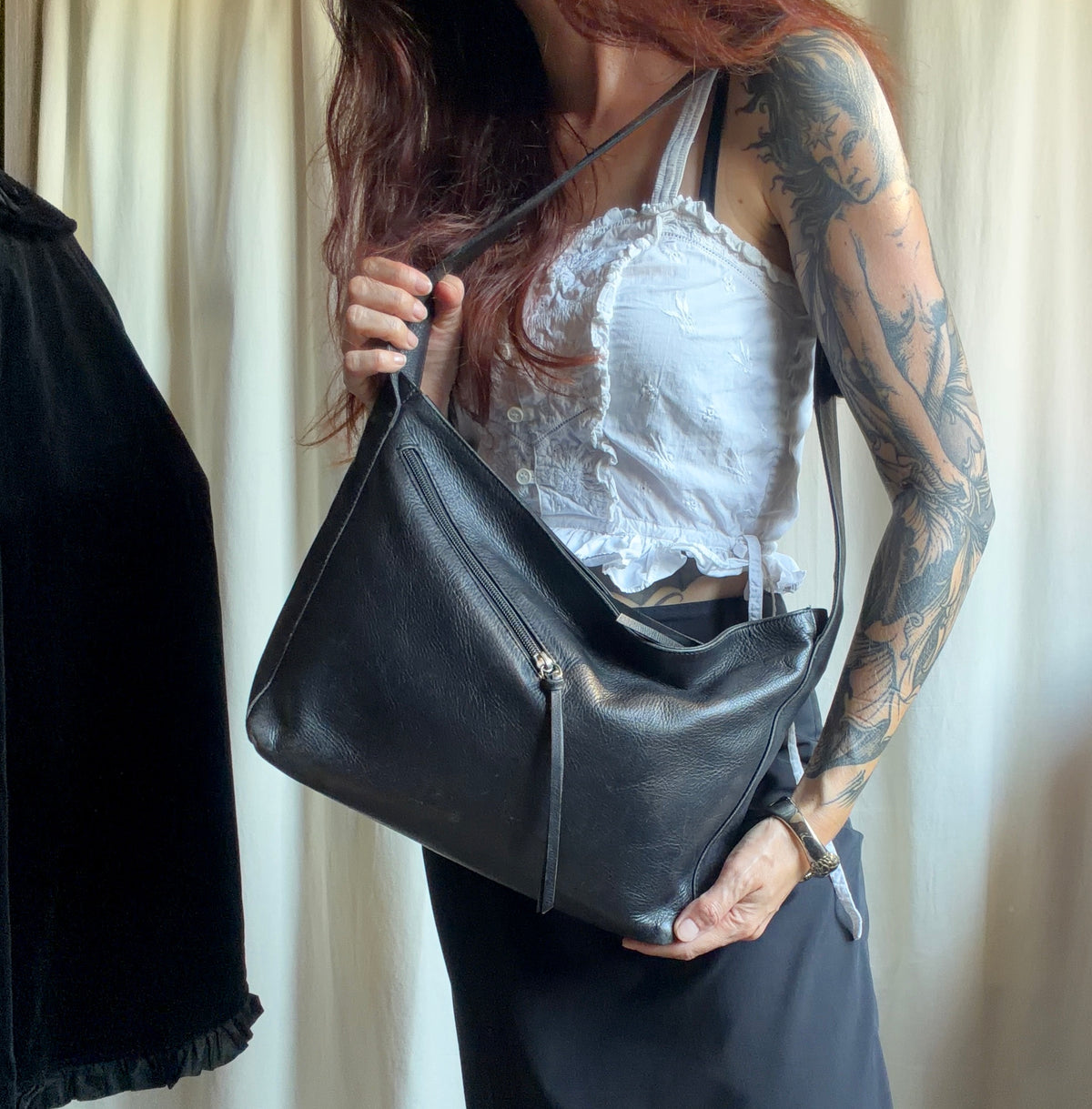 Sac 'messenger' en cuir noir souple bandoulière minimaliste style goth vintage 90s