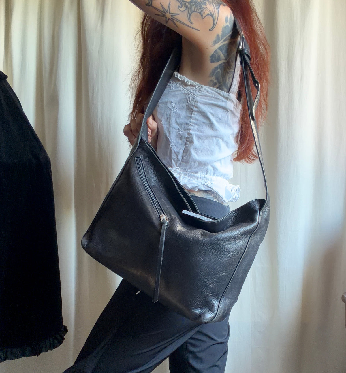 Sac 'messenger' en cuir noir souple bandoulière minimaliste style goth vintage 90s