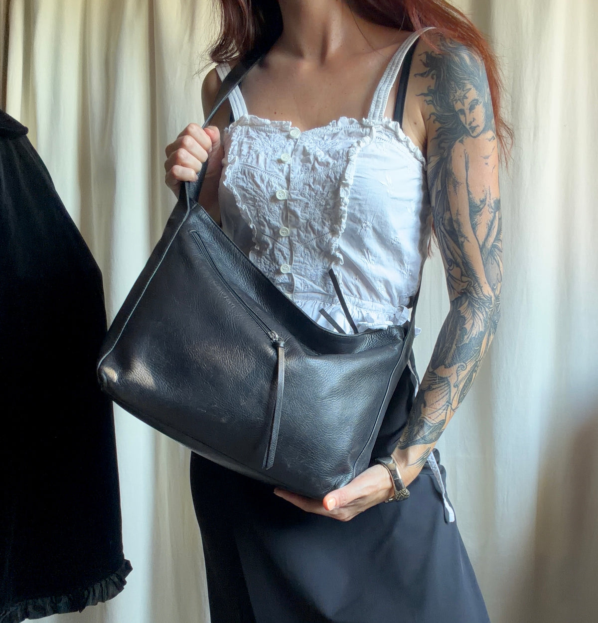 Sac 'messenger' en cuir noir souple bandoulière minimaliste style goth vintage 90s