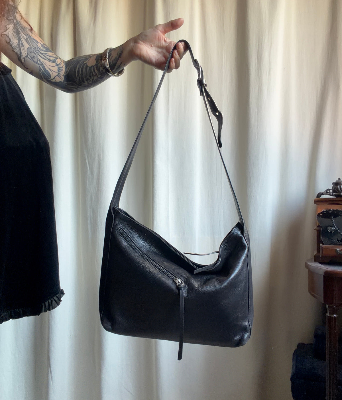 Sac 'messenger' en cuir noir souple bandoulière minimaliste style goth vintage 90s