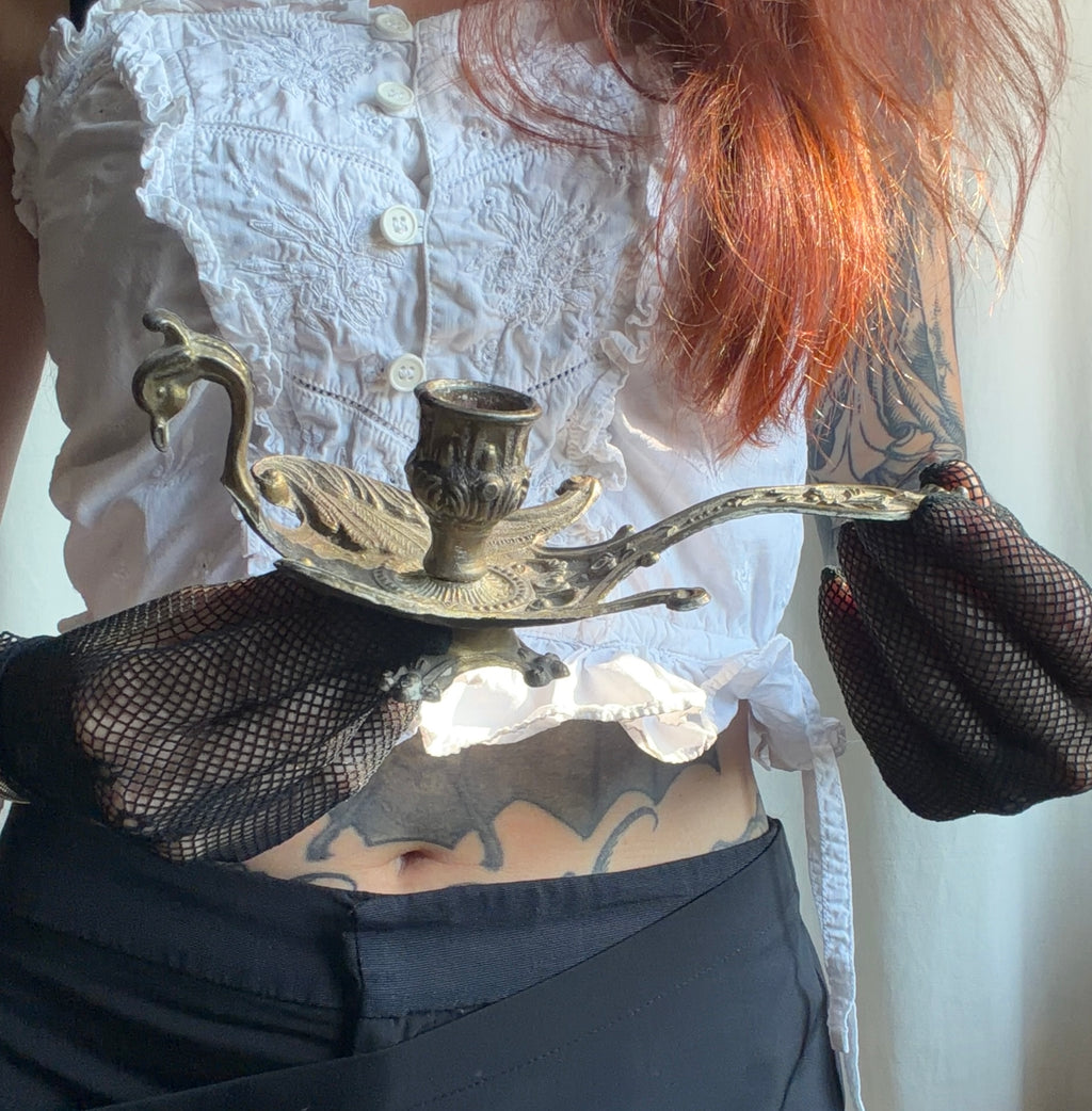 Bougeoir cygne en métal doré à longue poignée ouvragée - vintage goth victorien