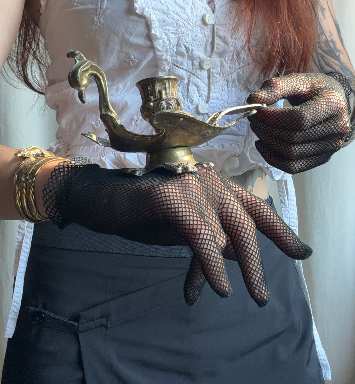 Bougeoir cygne en métal doré à longue poignée ouvragée - vintage goth victorien