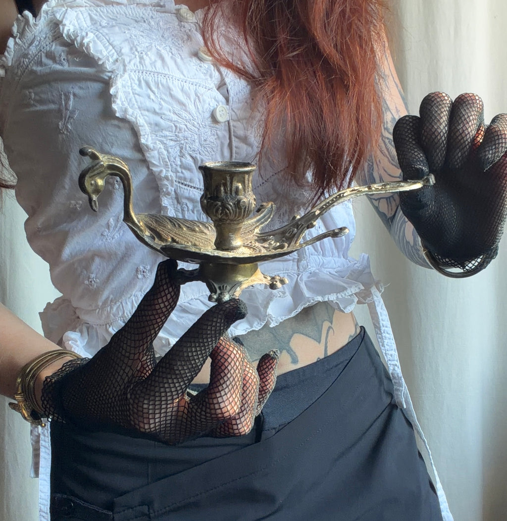 Bougeoir cygne en métal doré à longue poignée ouvragée - vintage goth victorien