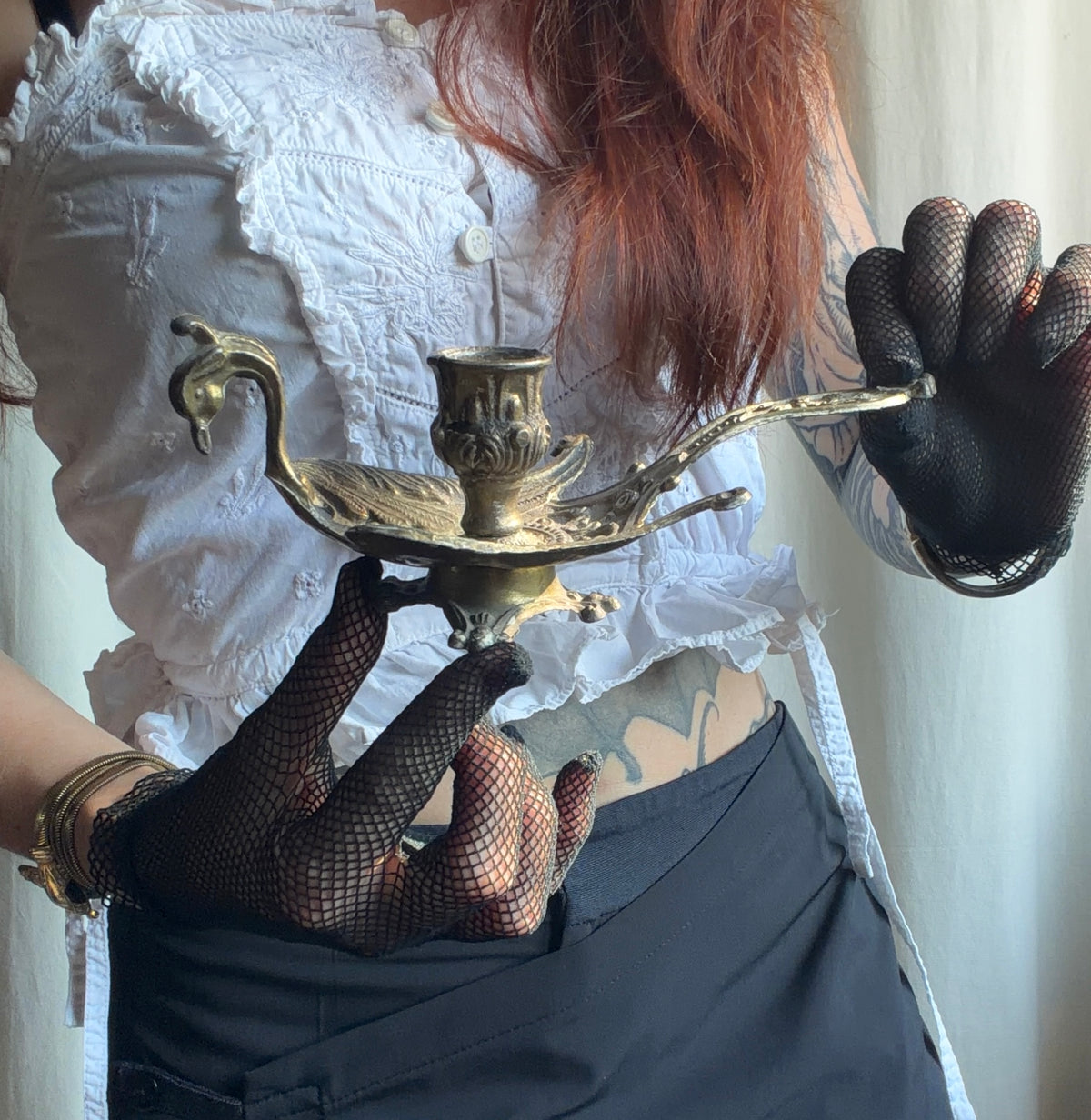 Bougeoir cygne en métal doré à longue poignée ouvragée - vintage goth victorien