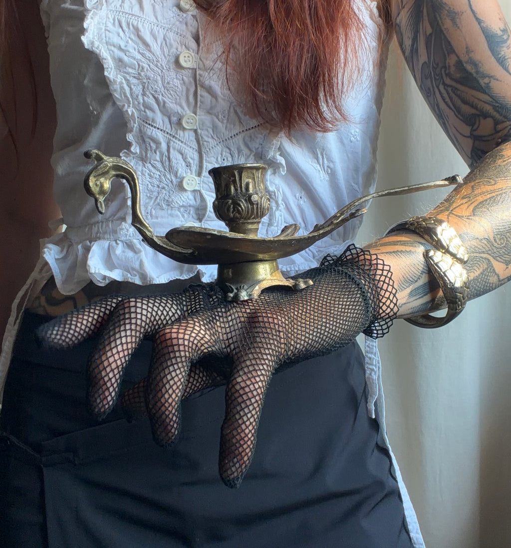 Bougeoir cygne en métal doré à longue poignée ouvragée - vintage goth victorien