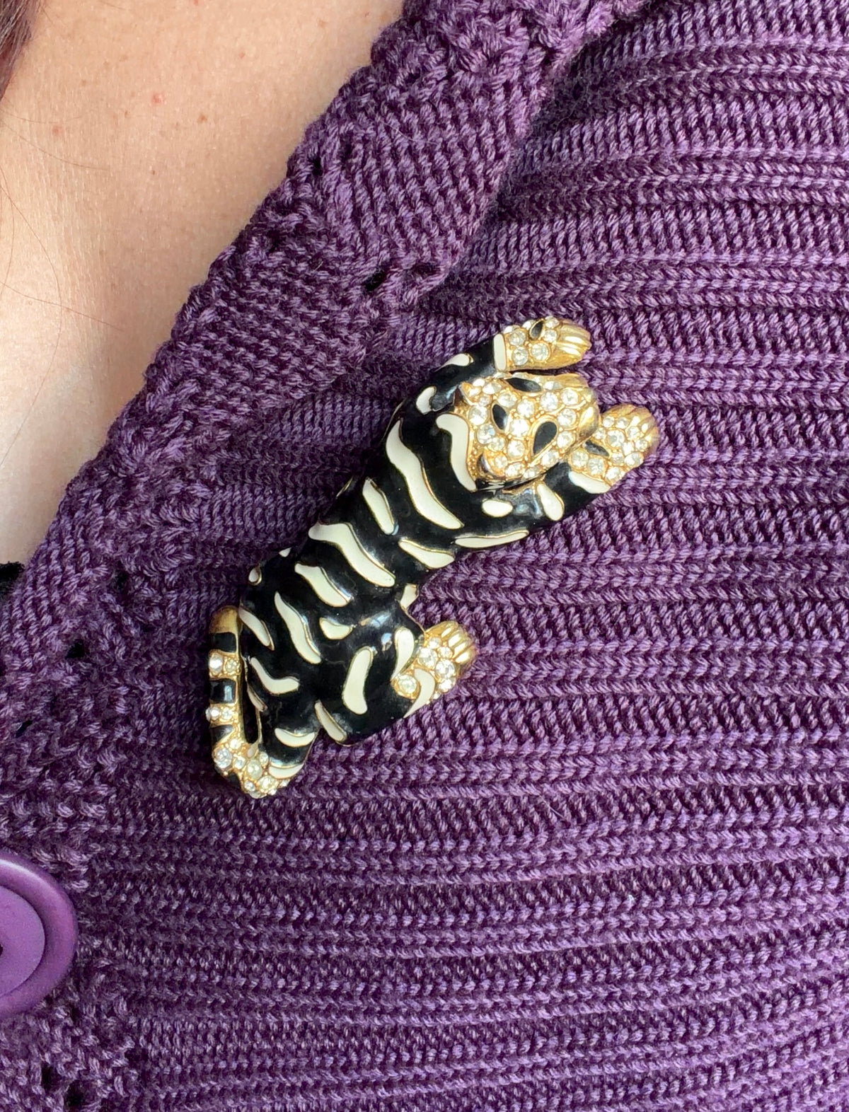 Black tiger brooch, ivory enamel with rhinestones and gold-tone details - 80s 90s vintage baroque