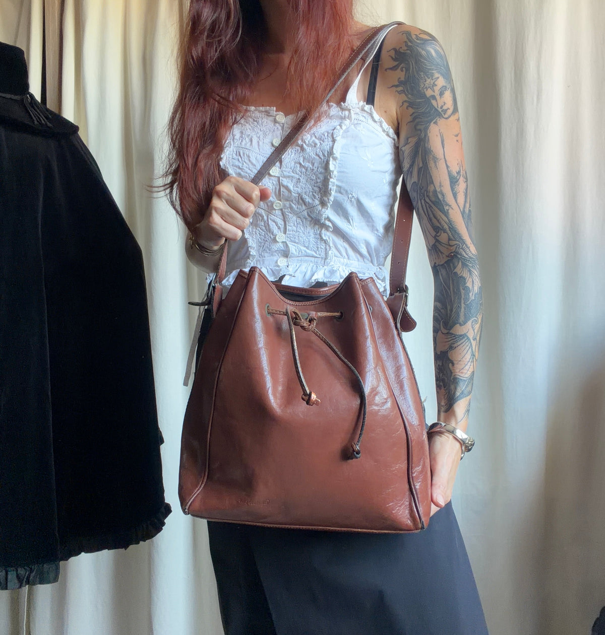 Sac seau cuir marron patiné à longue bandoulière style 90s dark academia