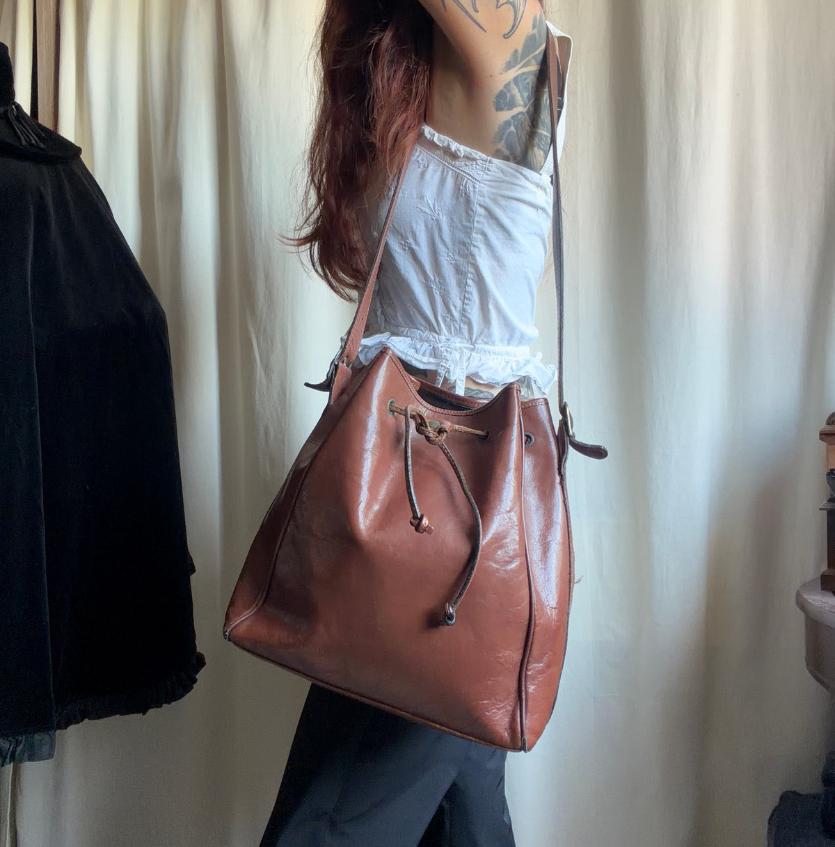 Sac seau cuir marron patiné à longue bandoulière style 90s dark academia
