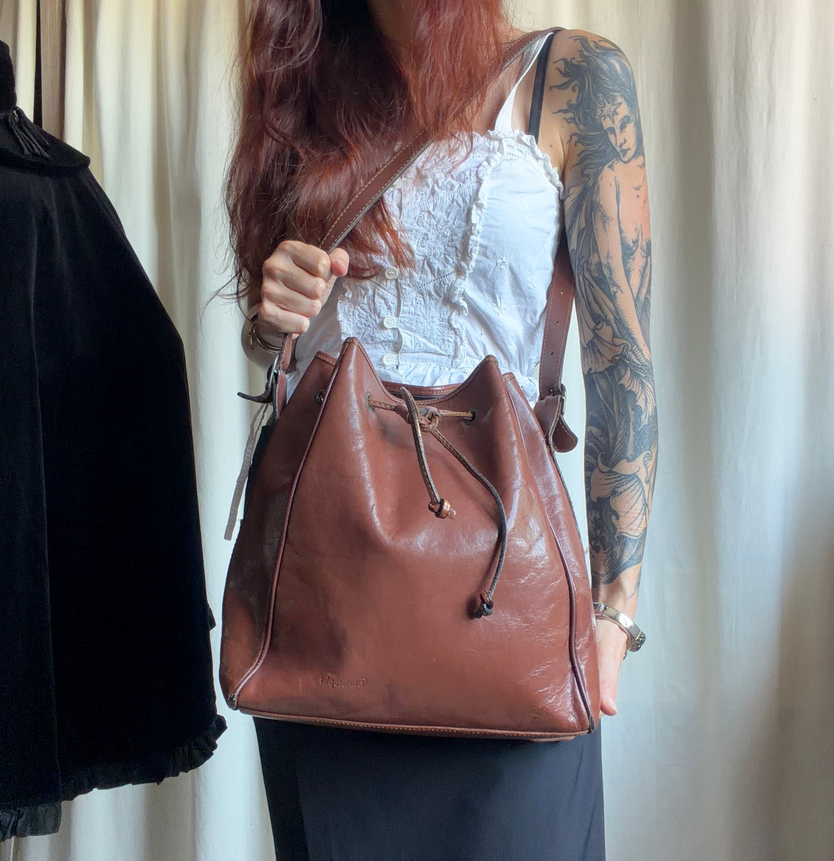 Sac seau cuir marron patiné à longue bandoulière style 90s dark academia