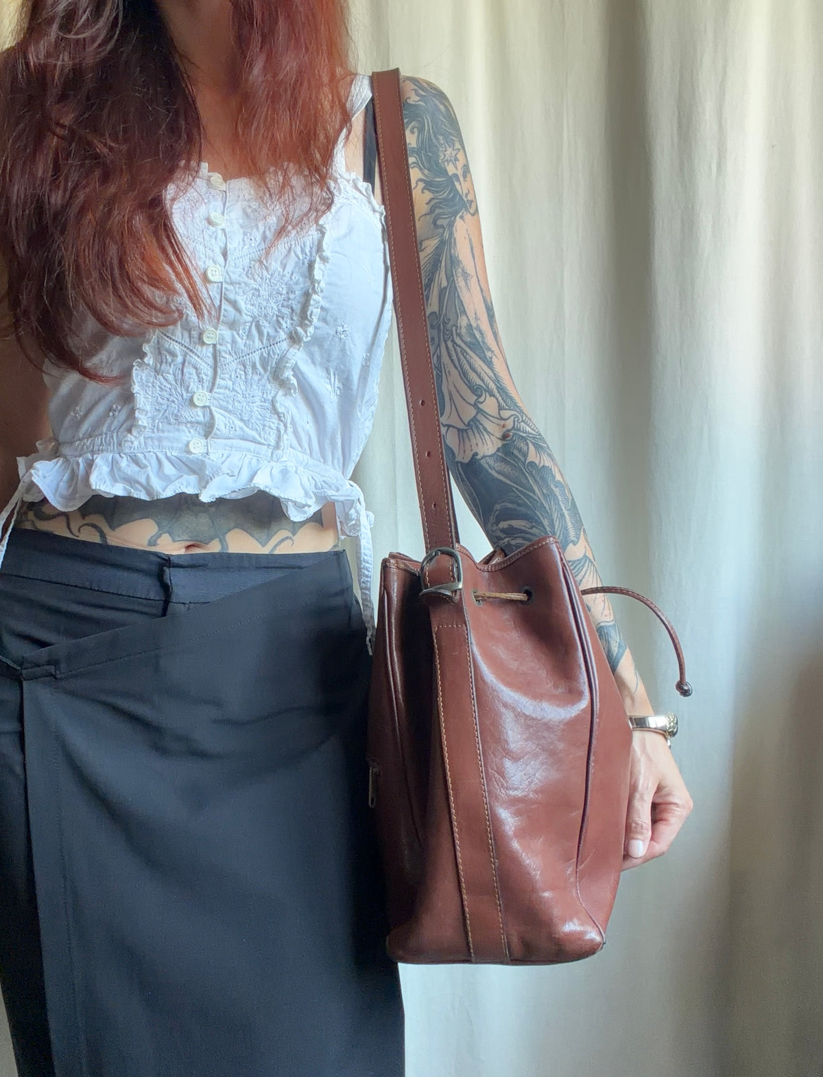 Sac seau cuir marron patiné à longue bandoulière style 90s dark academia